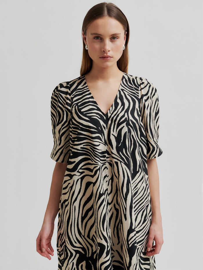 Second Female Pranni Seeprakuosillinen Mekko