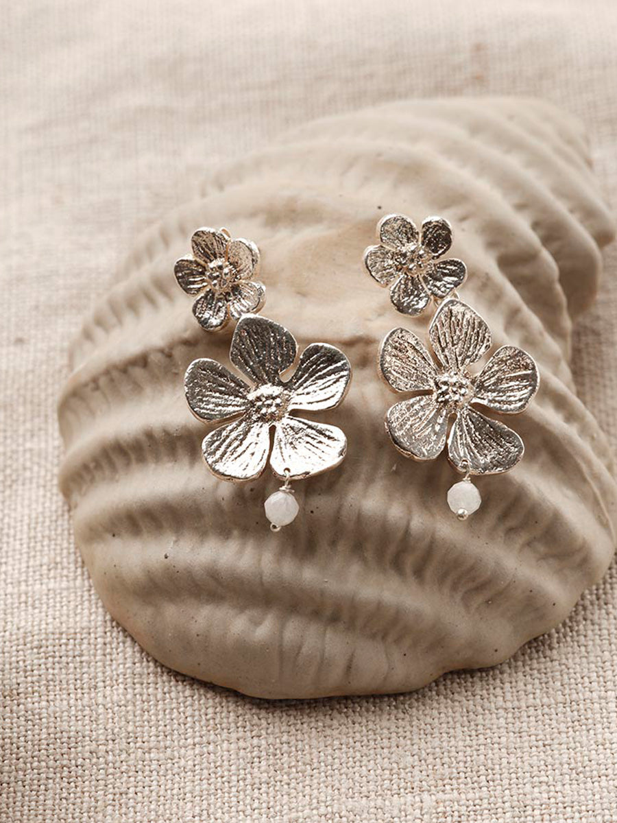 A Beautiful Story Expressive Kuukivi Kukkakorvikset Hopea