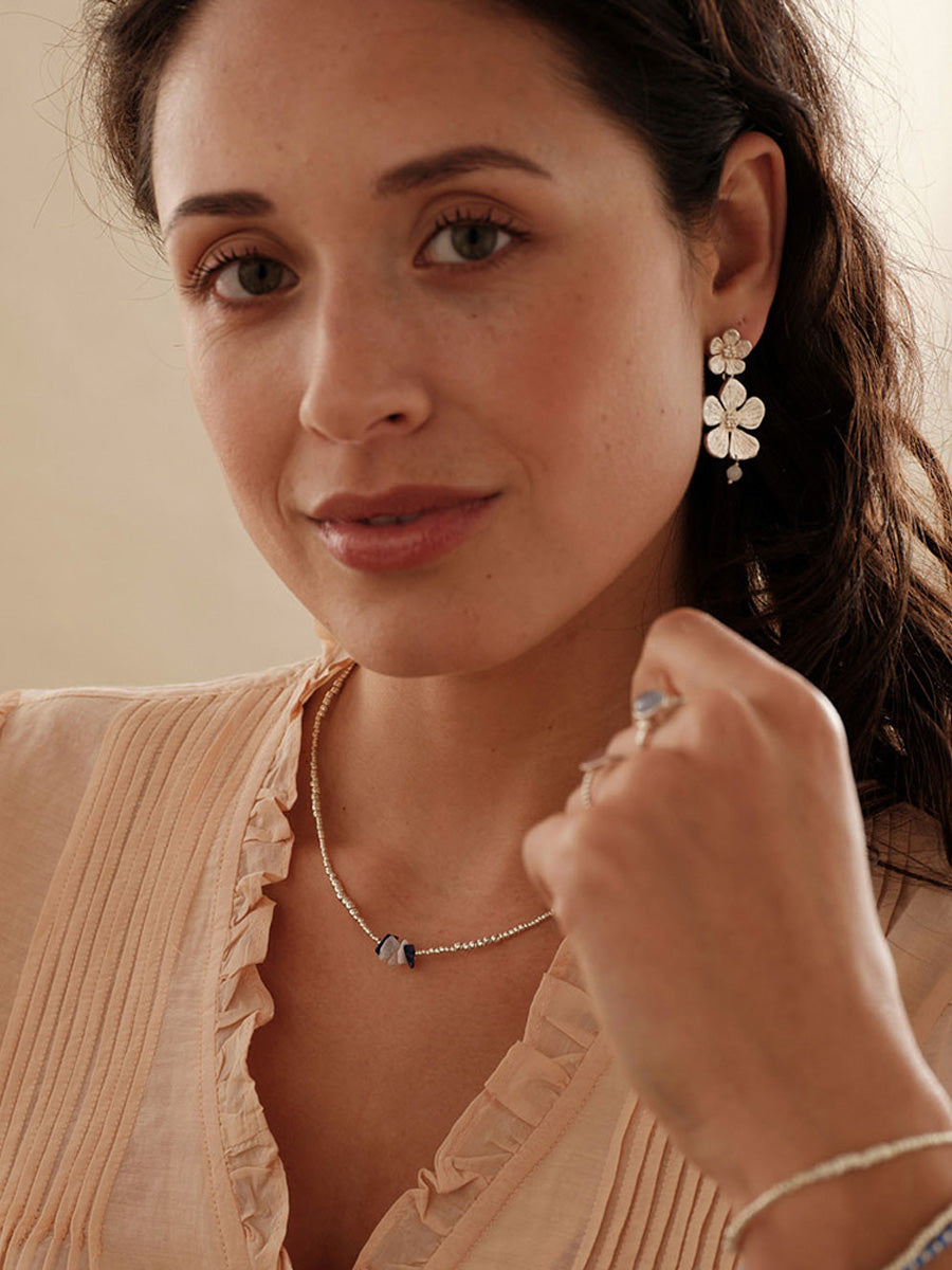 A Beautiful Story Expressive Kuukivi Kukkakorvikset Hopea