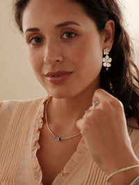 A Beautiful Story Expressive Kuukivi Kukkakorvikset Hopea