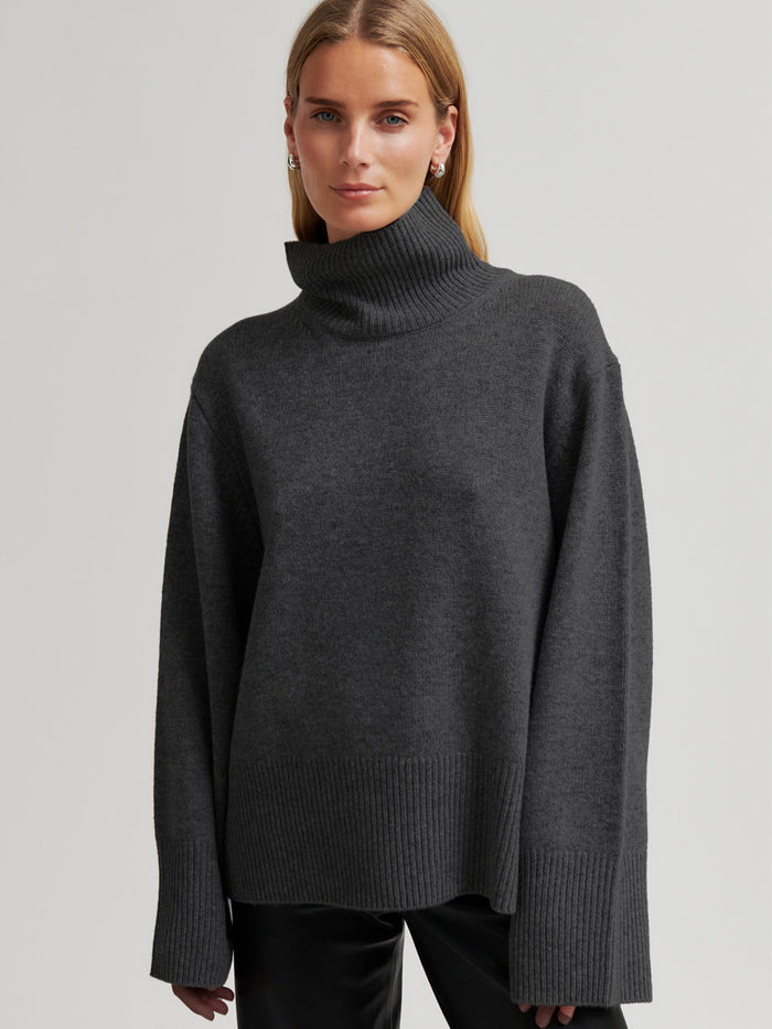 Second Female Alpha Villaneule Poolo Tummanharmaa