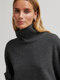 Second Female Alpha Villaneule Poolo Tummanharmaa