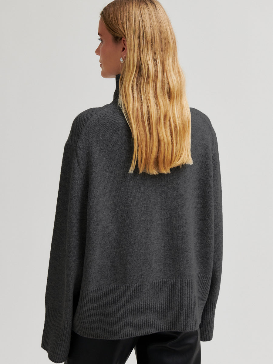 Second Female Alpha Villaneule Poolo Tummanharmaa