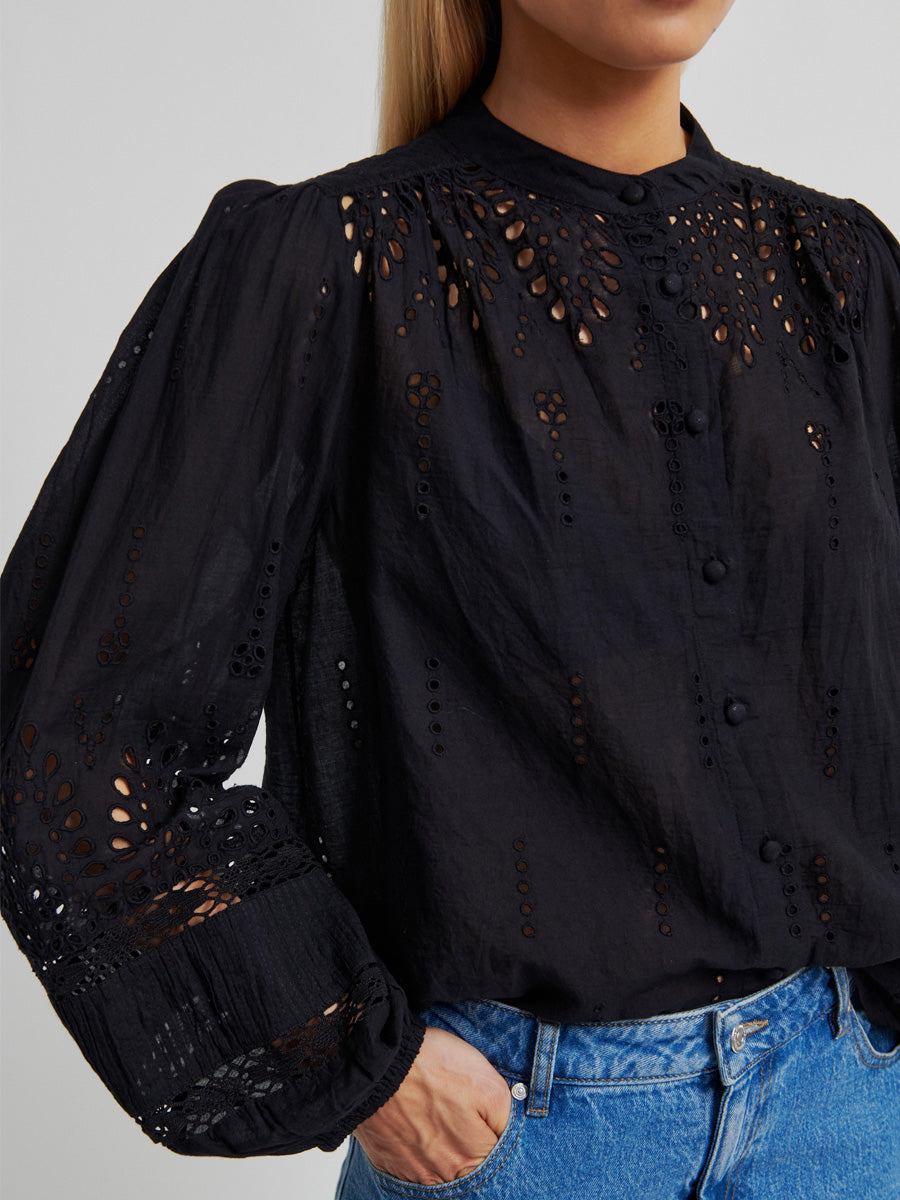 Second Female Camil Paita Musta