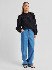 Second Female Camil Paita Musta