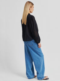 Second Female Camil Paita Musta