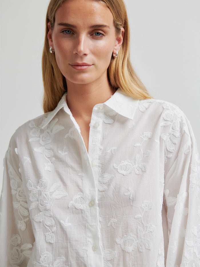 Second Female Lio Pusero Valkoinen