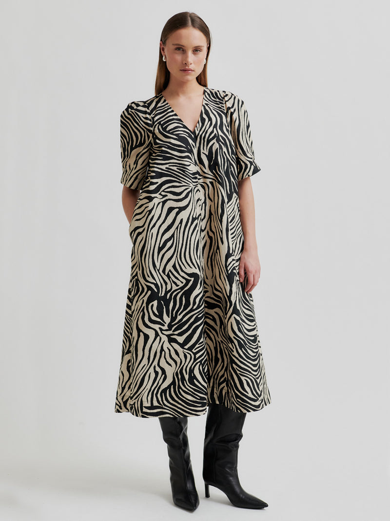 Second Female Pranni Seeprakuosillinen Mekko