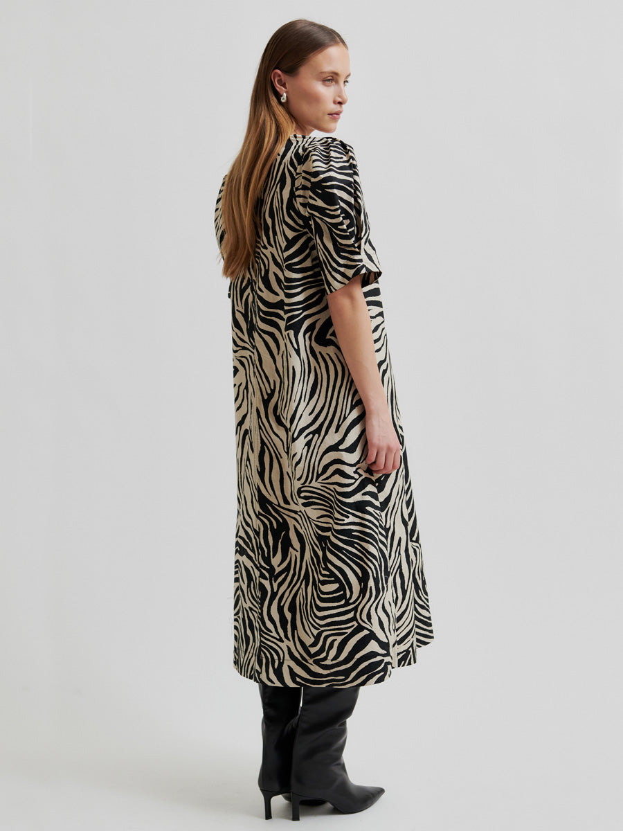 Second Female Pranni Seeprakuosillinen Mekko