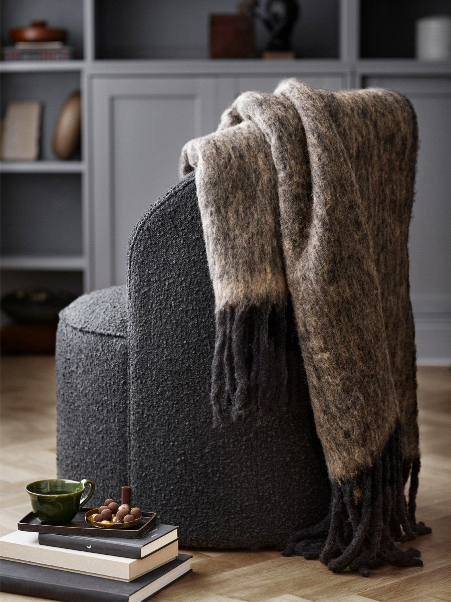 Cozy Living MATHEA throw värissä nougat musta