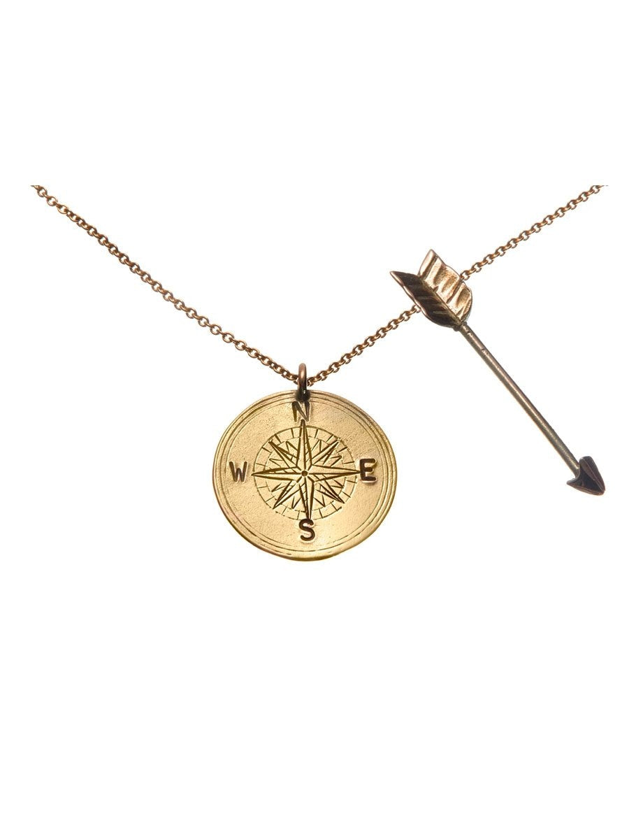 Dots Factoryn Arrow amuletti värissä Gold. 