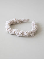Gauhar HELSINKI ATELIER headband ruffled slim värissä hiekka/sand