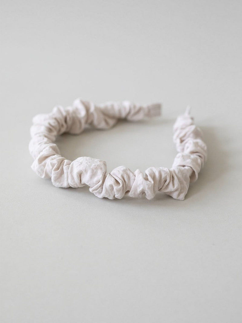 Gauhar HELSINKI ATELIER headband ruffled slim värissä hiekka/sand