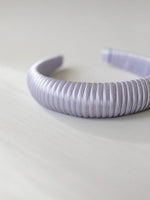 Gauhar HELSINKI ATELIER satin padded headband värissä laventeli