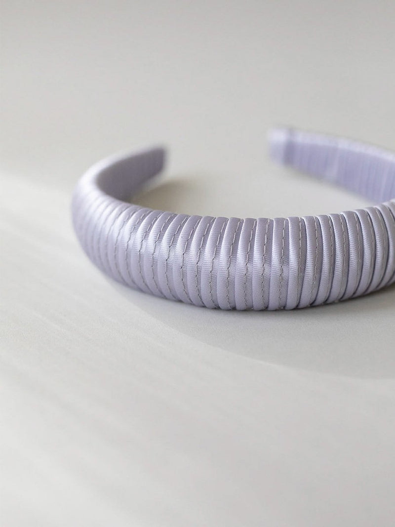 Gauhar HELSINKI ATELIER satin padded headband värissä laventeli