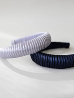 Gauhar HELSINKI ATELIER satin padded headband värissä laventeli