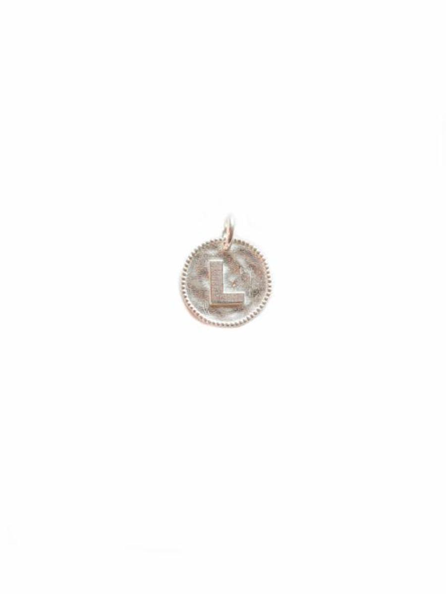 Gauharin letter pendant värissä silver. 