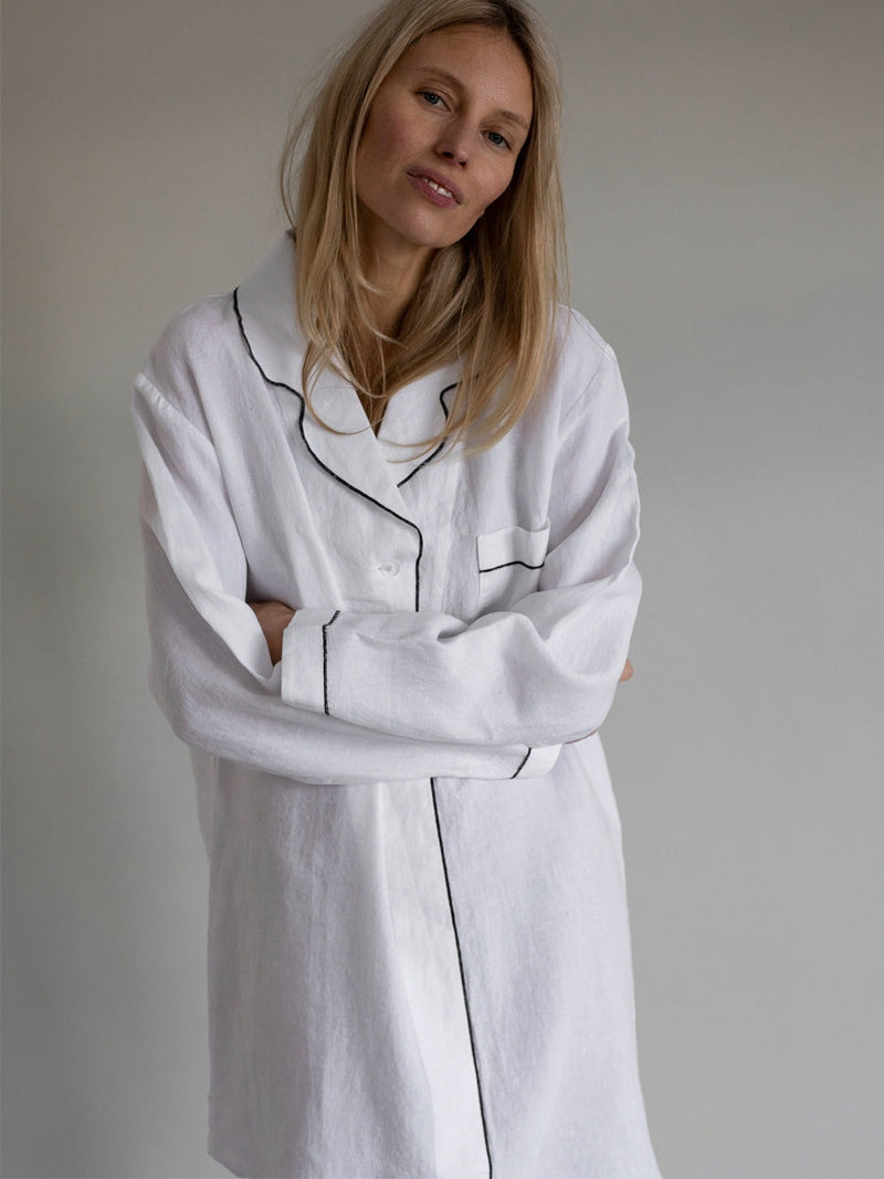 Gauhar Linen nightshirt white w. black stiching