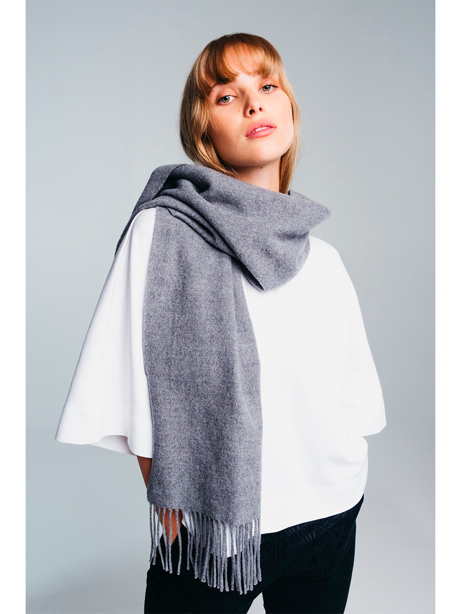 Halon Kajo wool scarf värissä Grey. 