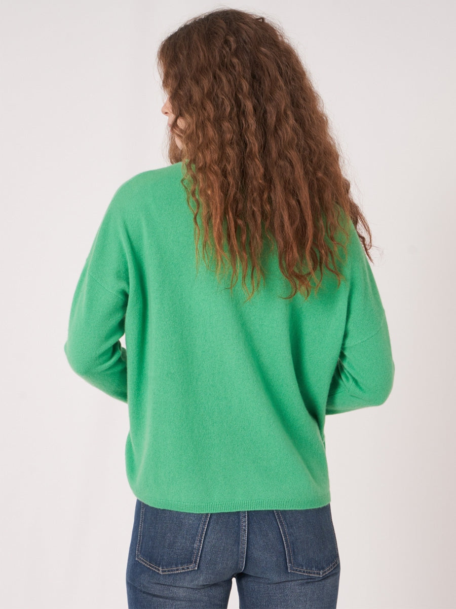 Repeat Cashmere sweater with v-neck basil