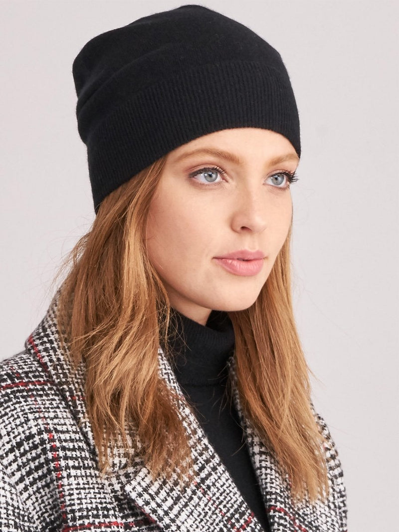 Repeat Organic cashmere hat värissä musta